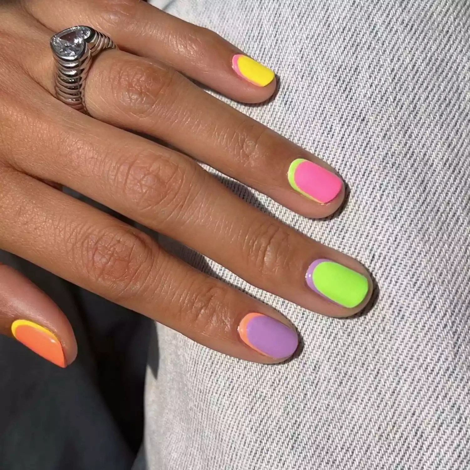 30 de modele de unghii in culori vibrante pentru primavara 2024