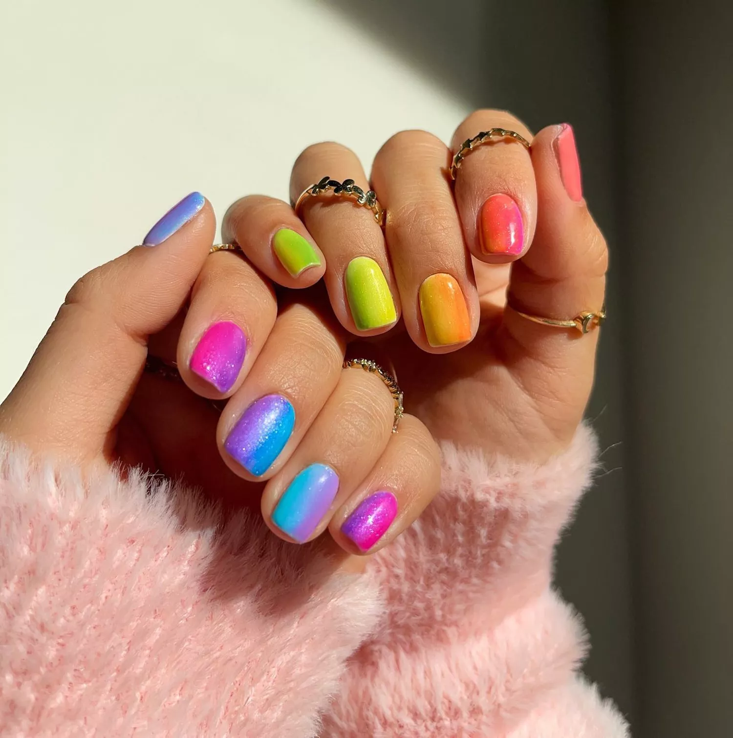 Modele de unghii scurte la moda pentru luna iunie 2024: de la culori neon la fructe de vara