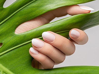Как лечить слоящиеся ногти?